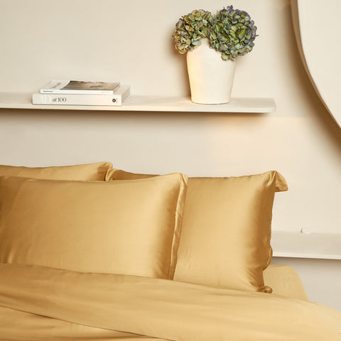Mooi opgemaakte kussenslopen van Eco Bamboe in een stylish slaapkamer. 