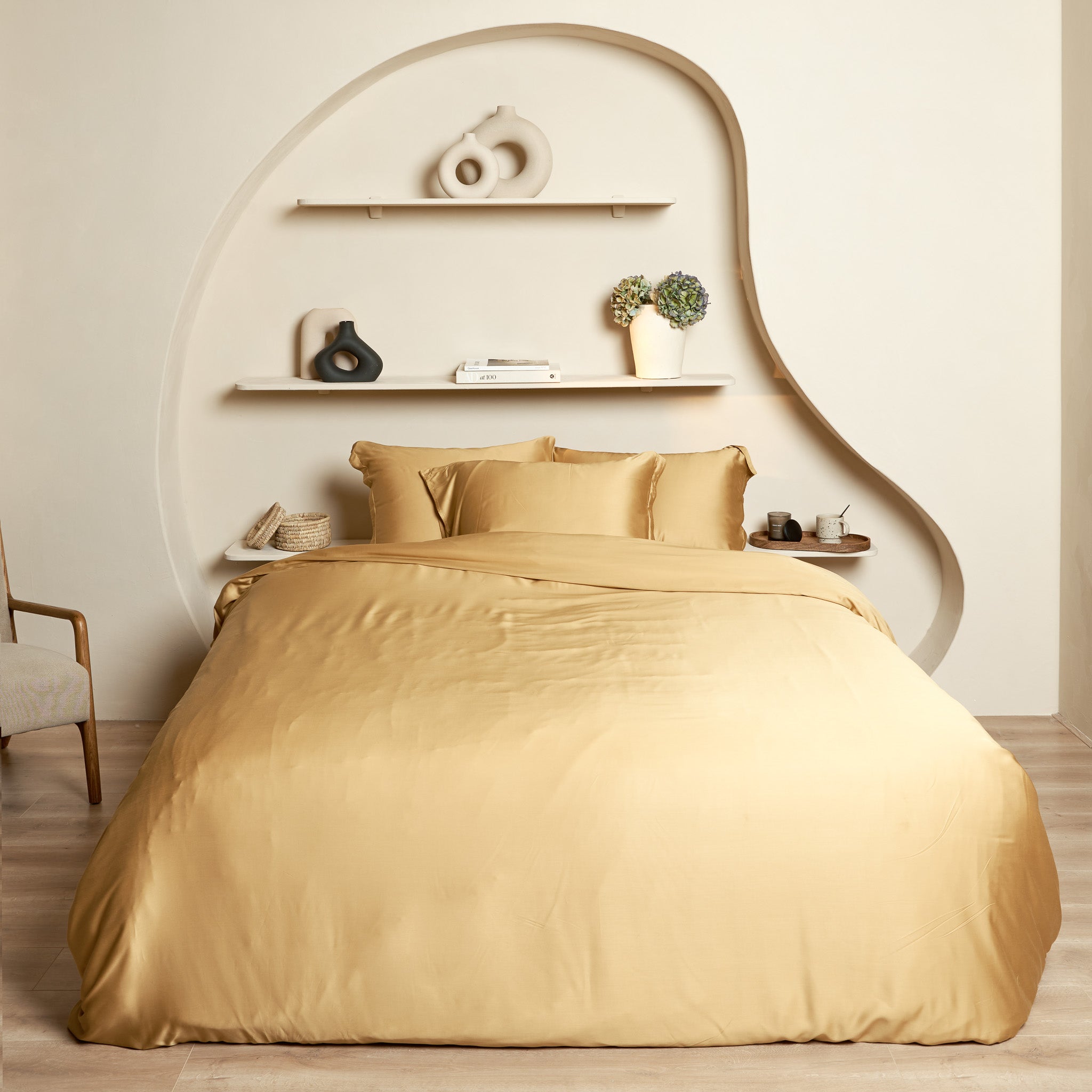 Mooie slaapkamer met opgemaakt bed. Het beddengoed is van hoge kwaliteit eco bamboe dekbedovertrek, hoeslaken en kussenslopen.