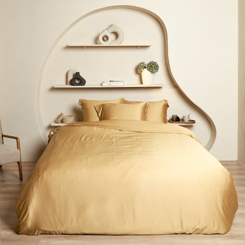 Slaapkamer met opgemaakt bed van hoge kwaliteit Eco Bamboe beddengoed in de kleur okergeel