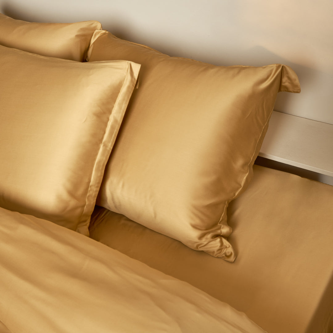 Detail foto van opgemaakt bed met hoeslaken van hoogwaardige kwaliteit Eco Bamboe stof