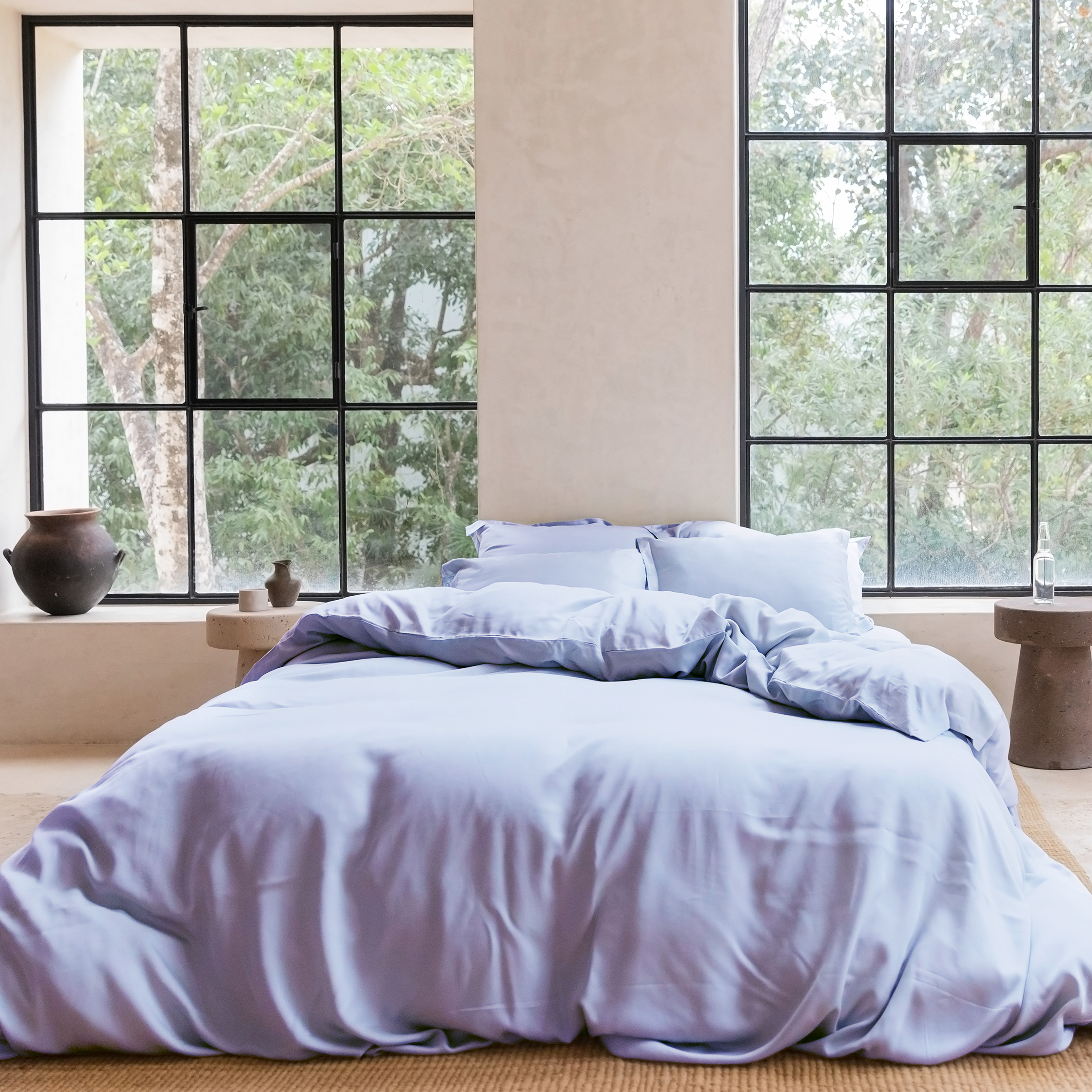 Tweepersoons bed opgemaakt met TENCEL™ Twill dekbedovertrek in de kleur Lavendel Blauw