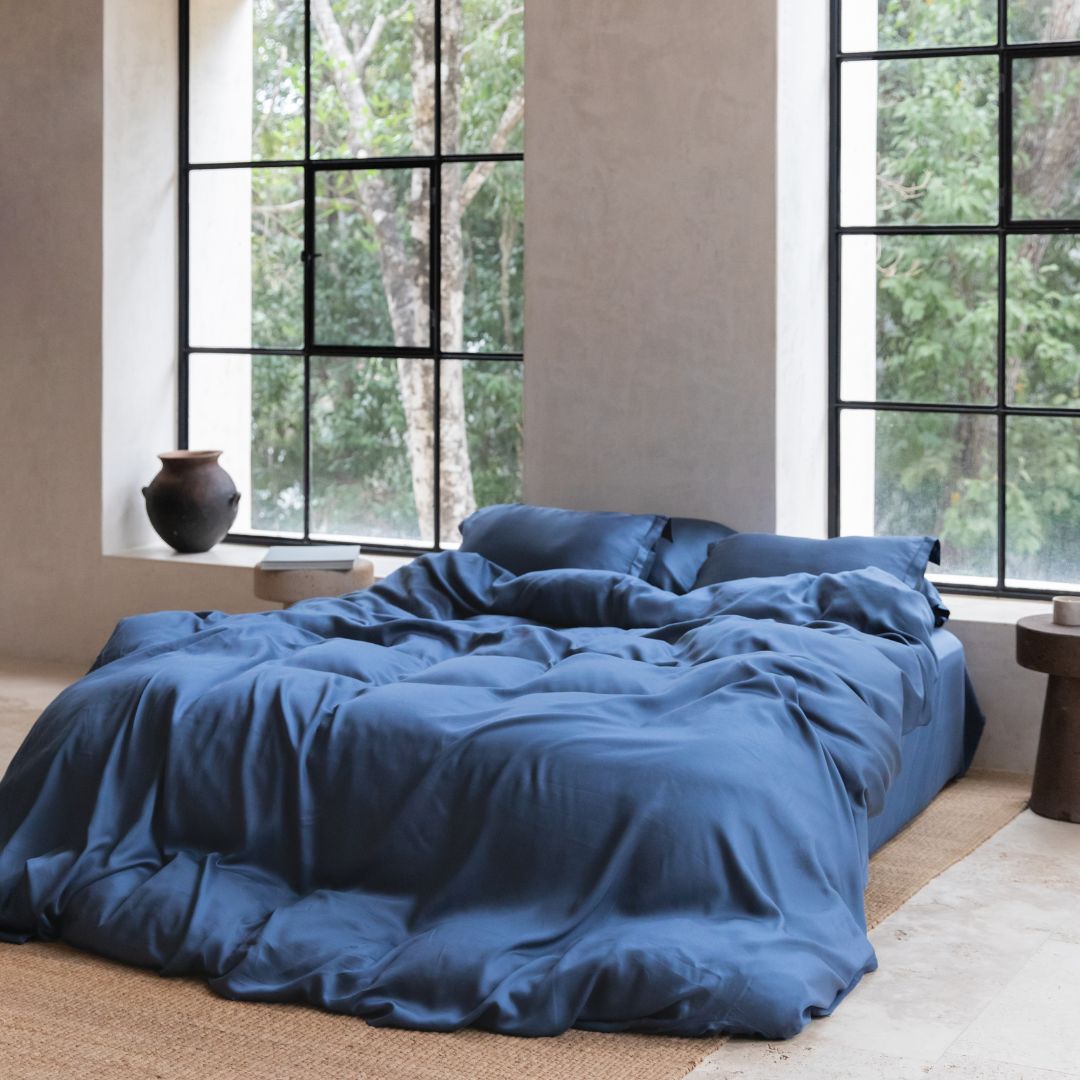 Tweepersoons bed opgemaakt met TENCEL™ Twill dekbedovertrek in de kleur Donker Blauw  