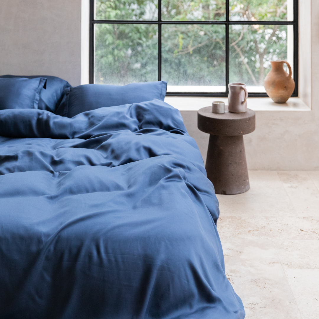 Tweepersoons bed opgemaakt met TENCEL™ Twill dekbedovertrek in de kleur Donker Blauw  