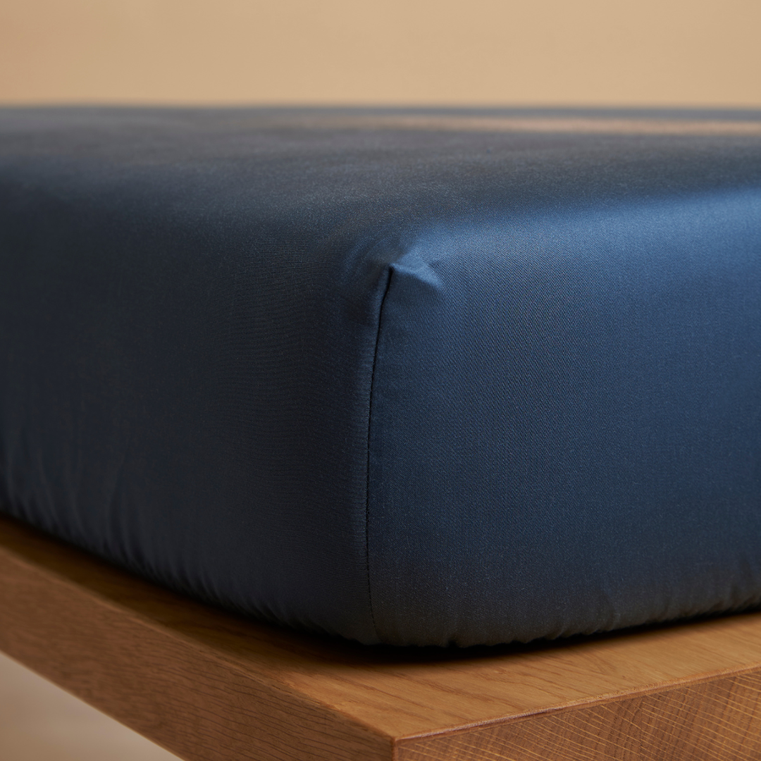 Een hoeslaken van TENCEL™ Twill, ook wel lyocell, om een matras in de kleur Donker Blauw. 