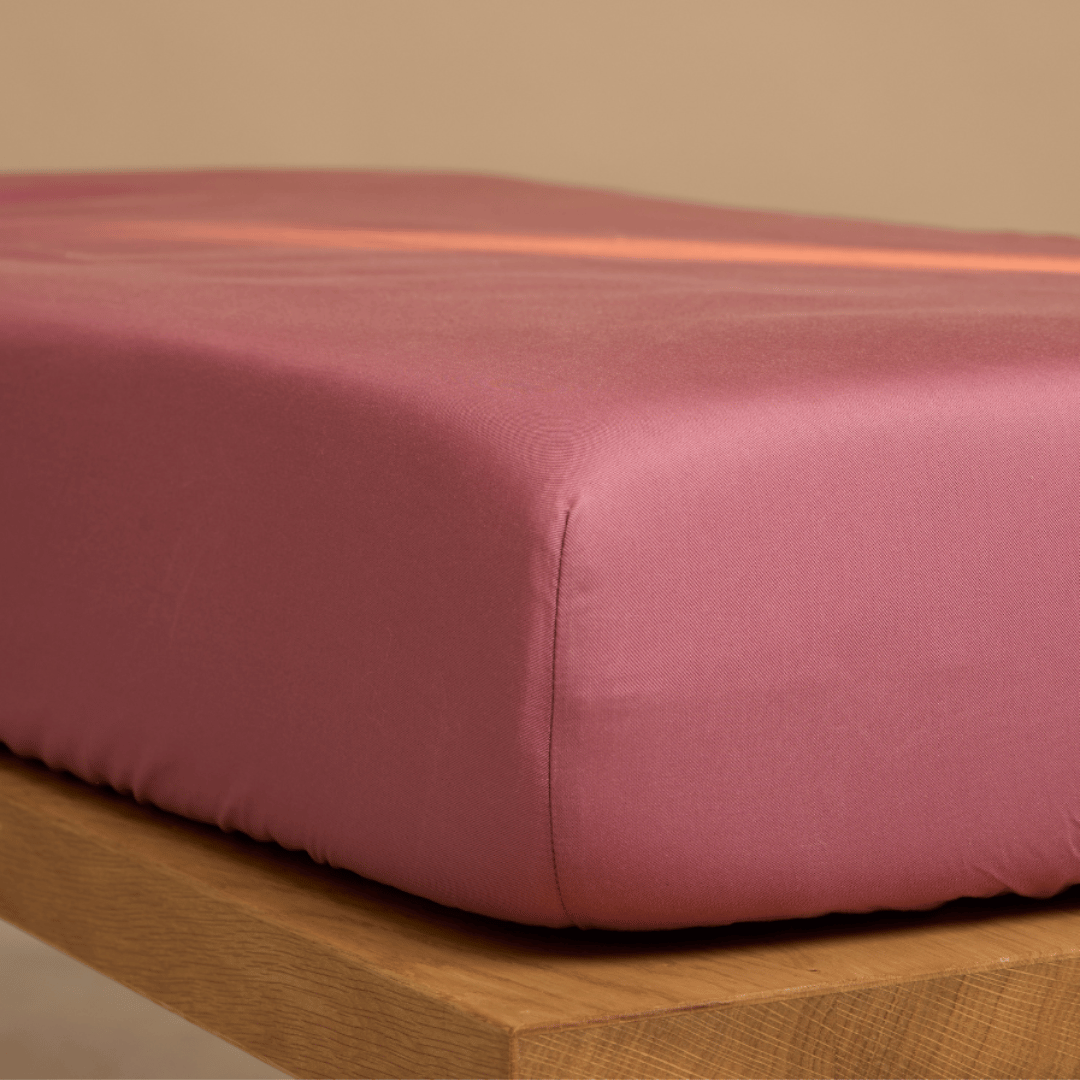 Een hoeslaken van TENCEL™ Twill, ook wel lyocell, om een matras in de kleur Dusty Rose  