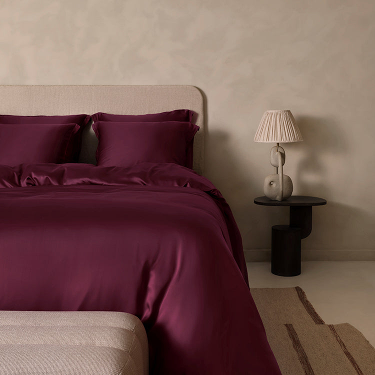 Bordeaux dekbedovertrek Eco Bamboe voor twee personen op een opgemaakt bed met kussens