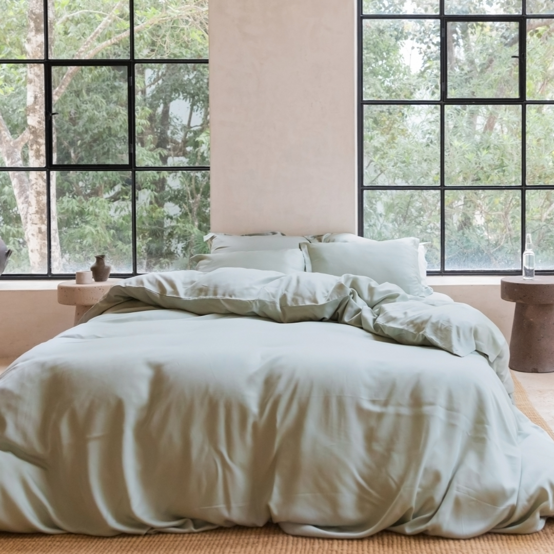 Opgemaakt bed met TENCEL Dekbedovertrek van Coco & Cici in de kleur Grijs Groen 