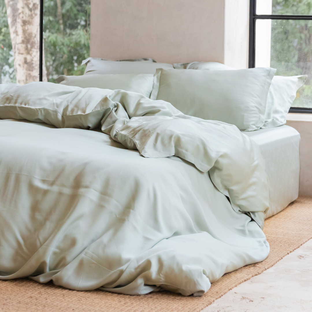Opgemaakt bed met TENCEL Dekbedovertrek van Coco & Cici in de kleur Grijs Groen 