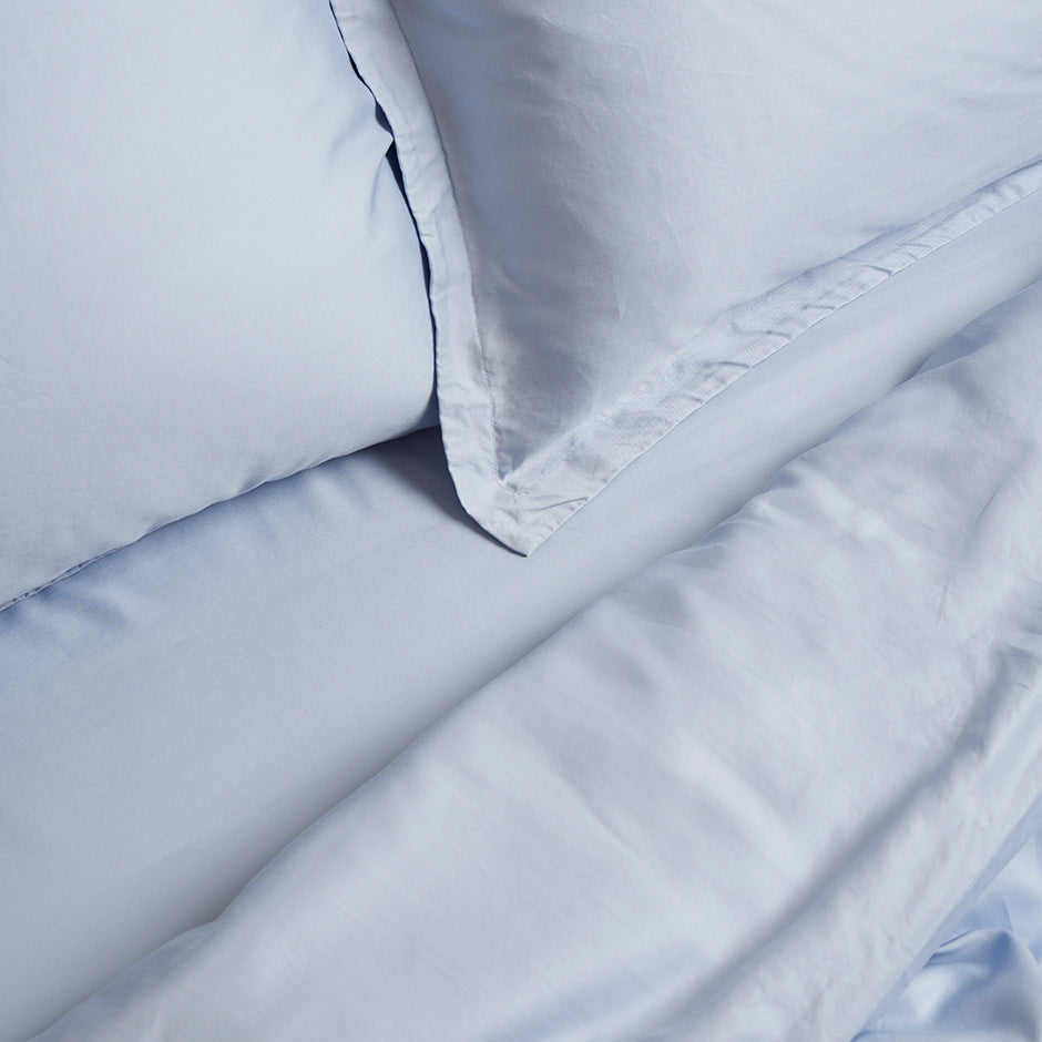 Lichtblauw beddengoed gemaakt van TENCEL Twill op bed