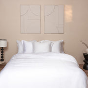 Slaapkamer met Tencel beddengoed en een opgemaakt bed in de kleur wit