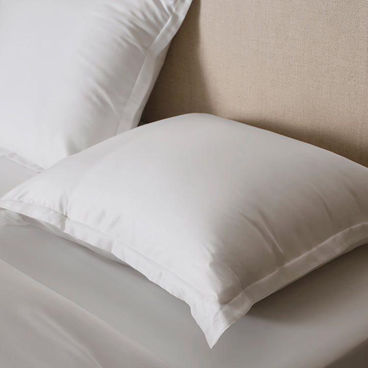100% TENCEL Kussensloop in kleur Wit op bed