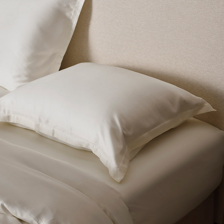 100% TENCEL Kussensloop in kleur Off White op bed