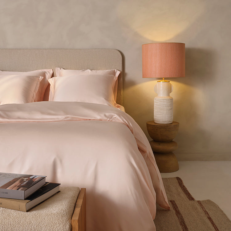 Opgemaakt bed met 100% TENCEL Dekbedovertrek Perzik Wit