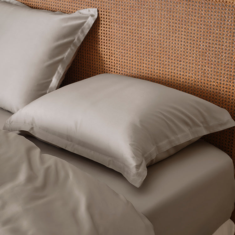100% TENCEL Kussensloop  in kleur Taupe op bed