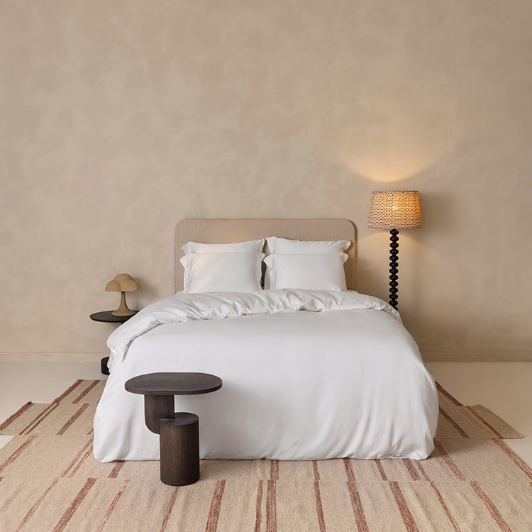 Opgemaakt 2 persoons bed met 100% TENCEL Dekbedovertrek in de kleur Wit