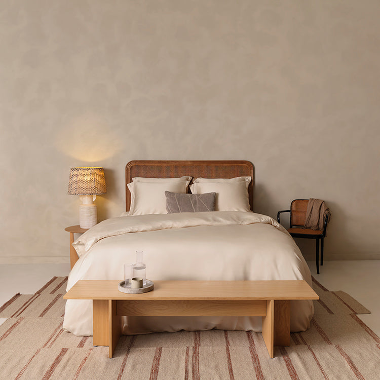 Wit Zand dekbedovertrek van 100% TENCEL voor twee personen op een opgemaakt bed met kussens
