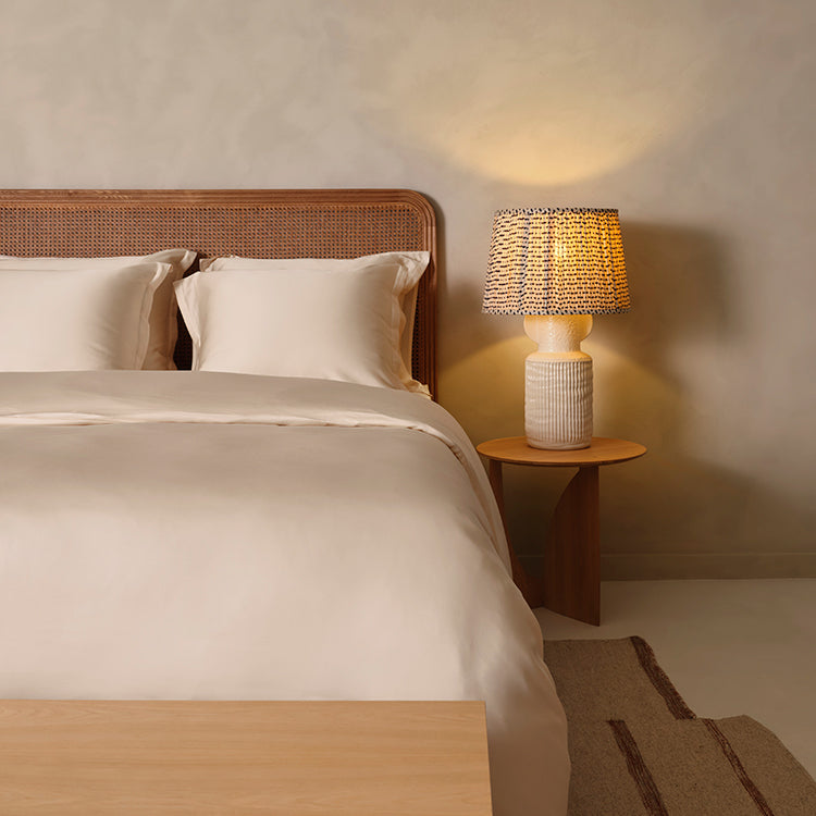 Wit Zand dekbedovertrek van TENCEL op een opgemaakt bed met kussens