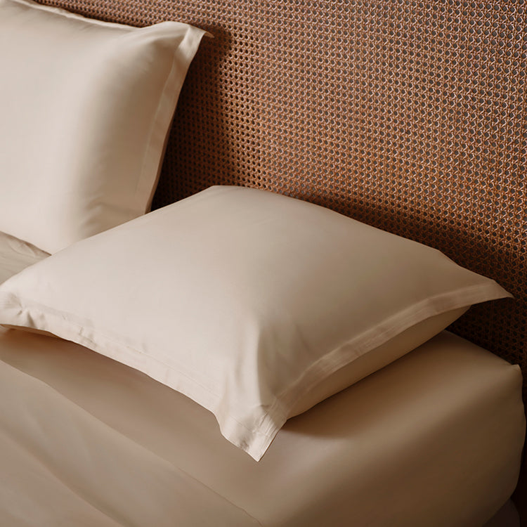 Wit Zand kussenslopen van TENCEL op een opgemaakt bed