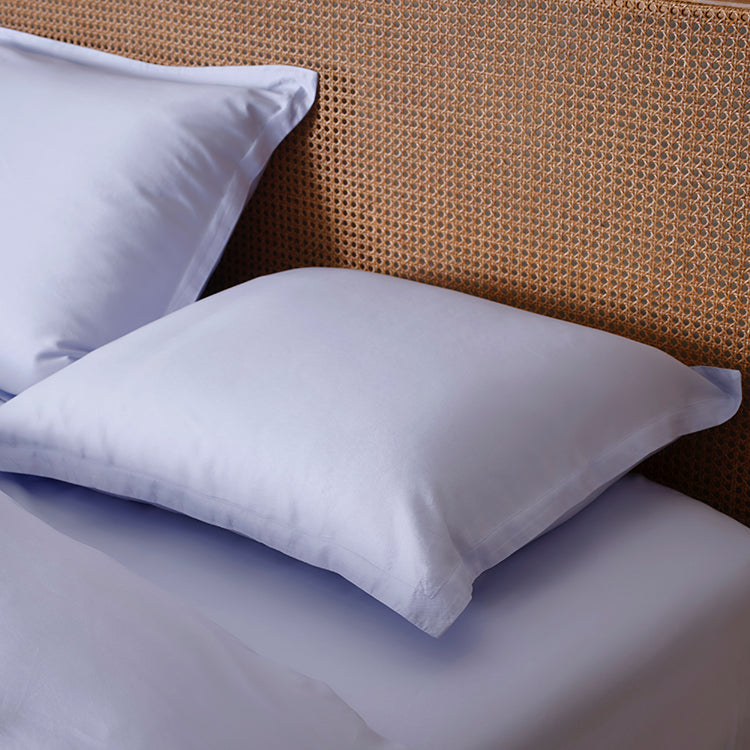 100% TENCEL Kussensloop Lavendel Blauw op bed