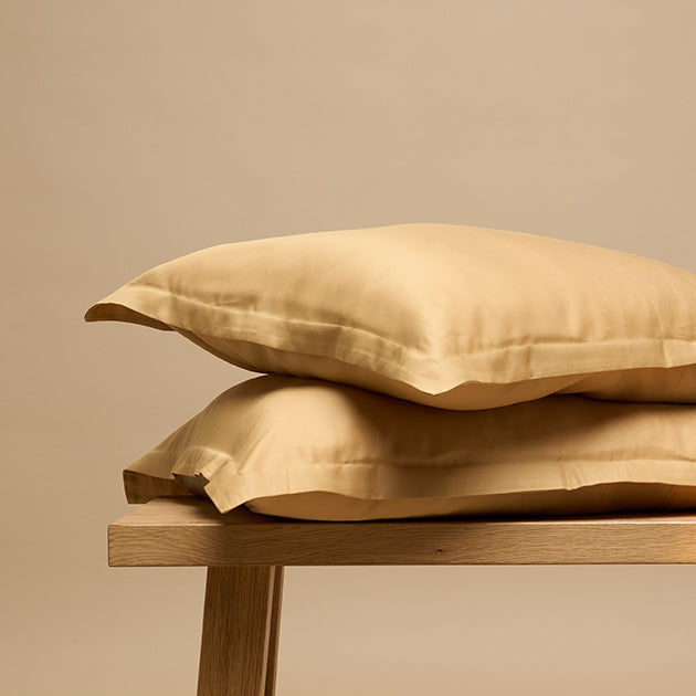 Twee TENCEL™ kussenslopen in Okergeel