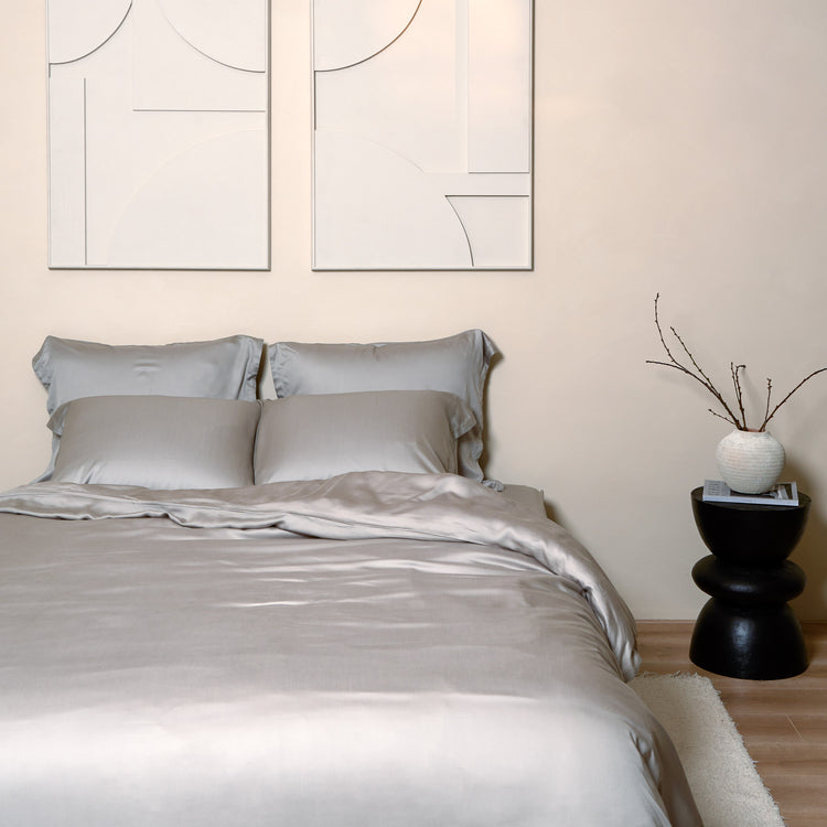 Opgemaakt bed in de kleur taupe van de stof Tencel