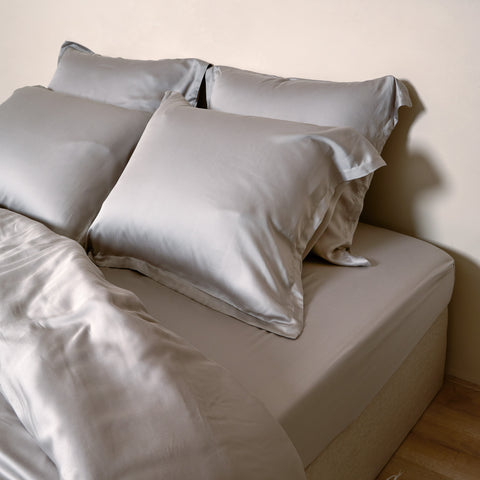 Opgemaakt bed met hoeslaken van Tencel in de kleur taupe