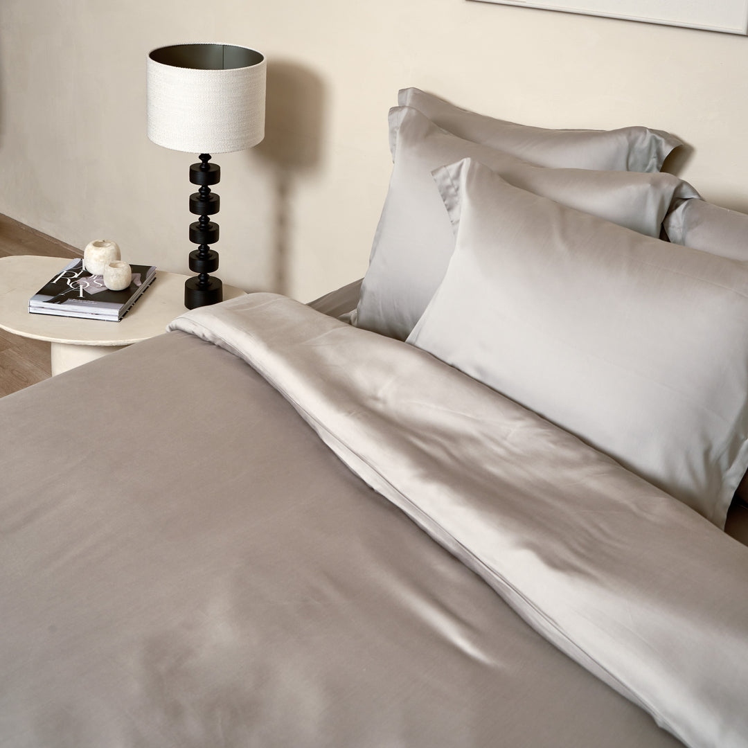 Superieur Dekbedovertrek Twin Face – Creme / Taupe - 100% Katoen - 140x200/220cm Eenpersoons – Warme taupe met creme dekbedset – adembenemend in uitstraling – optimaal ventilerend en ademend - Superieur Superieur Dekbedovertrek Twin Face – Creme / Taupe - 100% Katoen - 140x200/220cm Eenpersoons – Warme taupe met creme dekbedset – adembenemend in uitstraling – optimaal ventilerend en ademend - Superieur