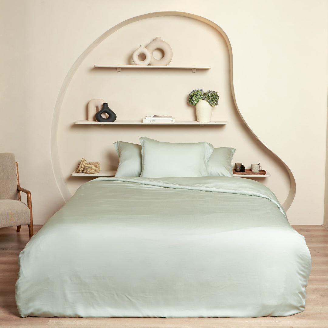 Opgemaakt zacht Tencel bed in de kleur groen grijs 