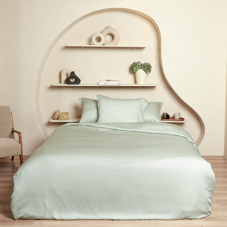 Opgemaakt zacht Tencel bed in de kleur groen grijs 