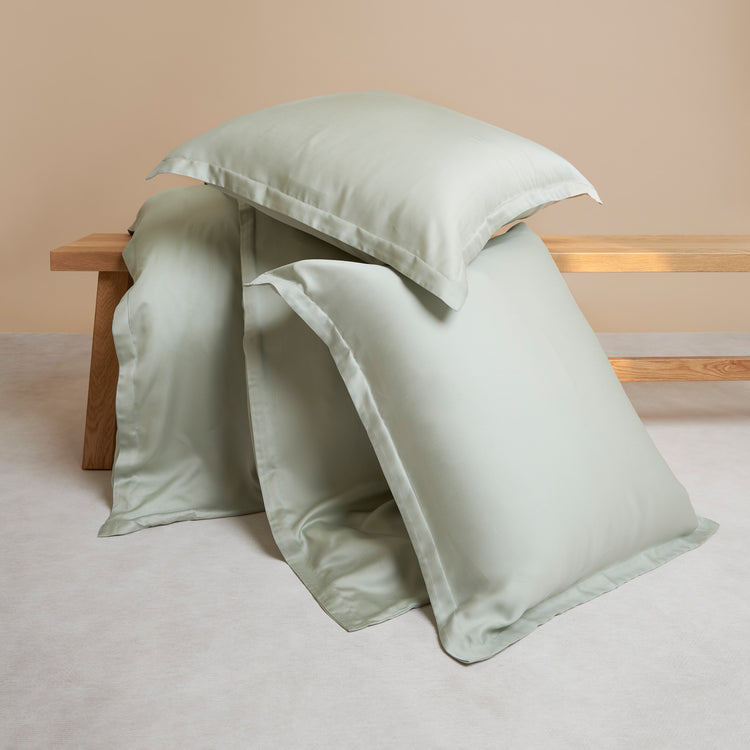 Product foto van kussenslopen en dekbedovertrek grijs groen gemaakt van de stof Tencel