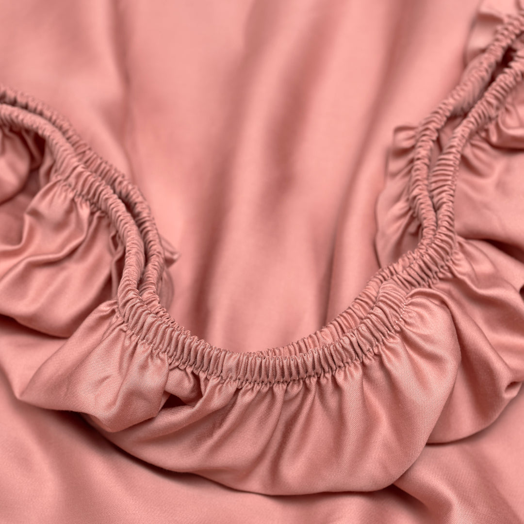 Hoeslaken van Tencel in de kleur terra roze met elastiek rondom