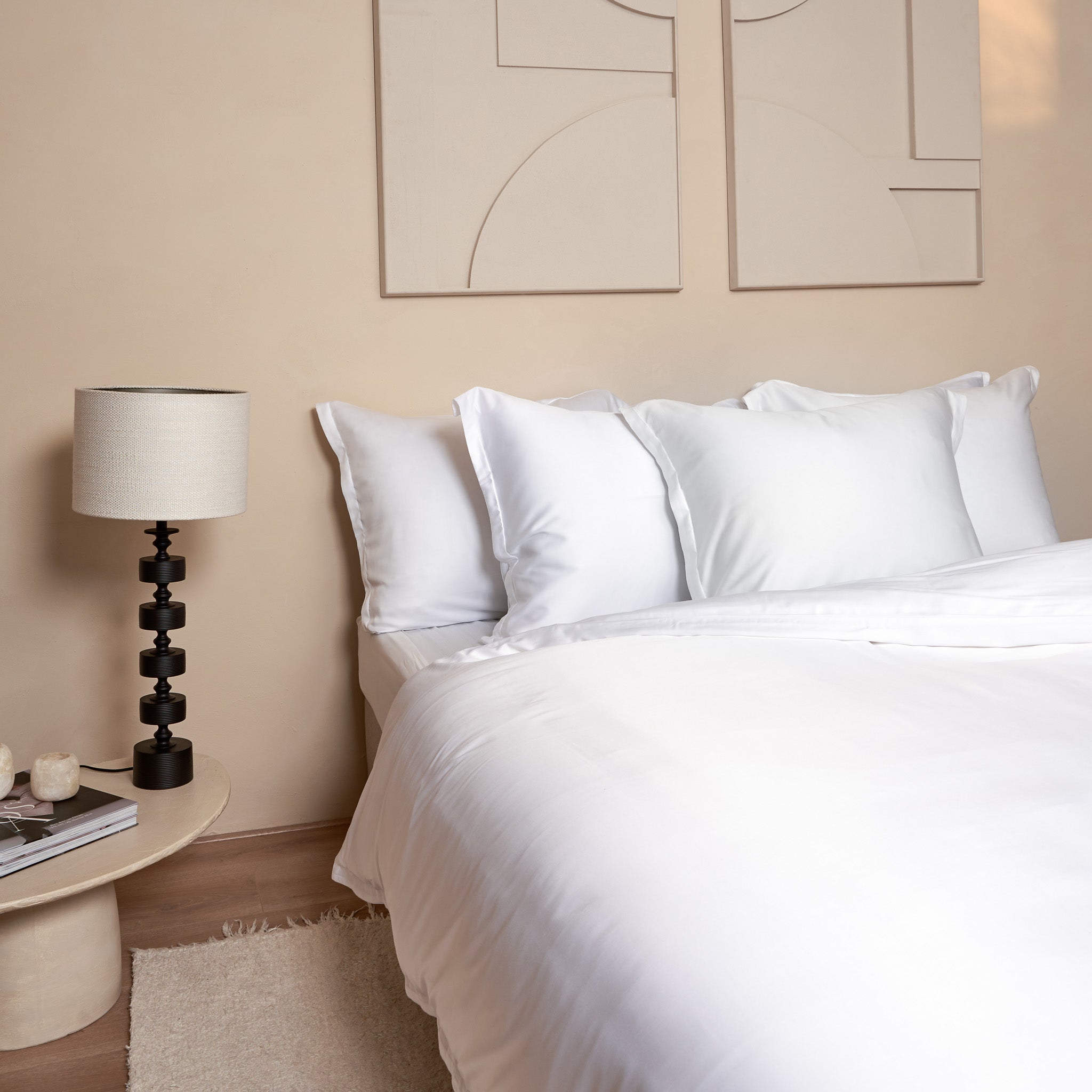 Mooie slaapkamer met opgemaakt bed met kussenslopen, dekbedovertrek en hoeslaken gemaakt van de stof Tencel