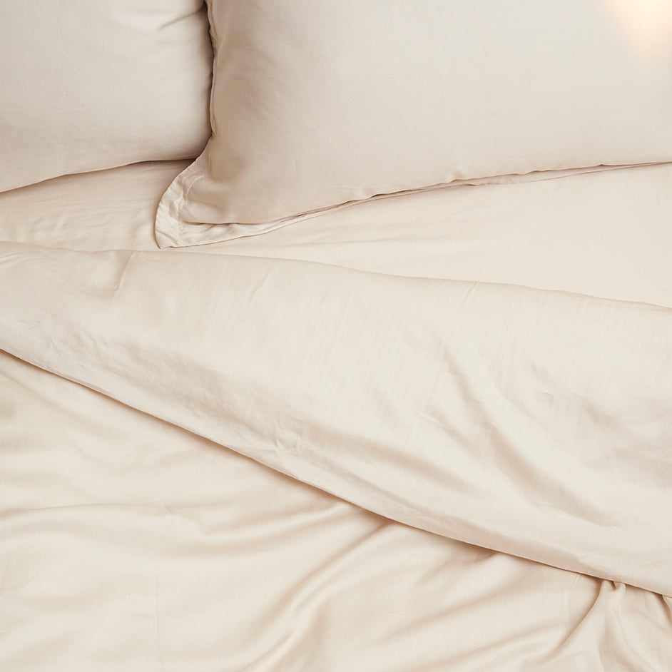 opgemaakt bed met TENCEL Twill Beige beddengoed