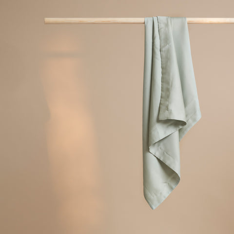 Tencel kussensloop in de kleur groen grijs hangend 