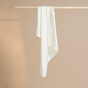 Kussensloop van Tencel in de kleur off white hangend aan een stok