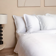 Opgemaakt bed met kussenslopen en dekbedovertrek van Tencel in de kleur wit