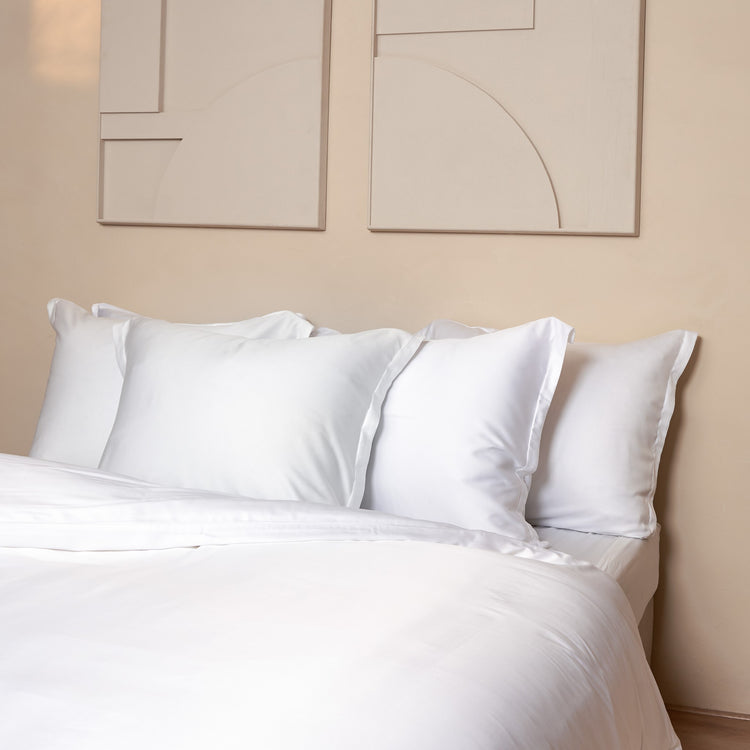 Witte kussenslopen van Tencel op een mooi opgemaakt bed