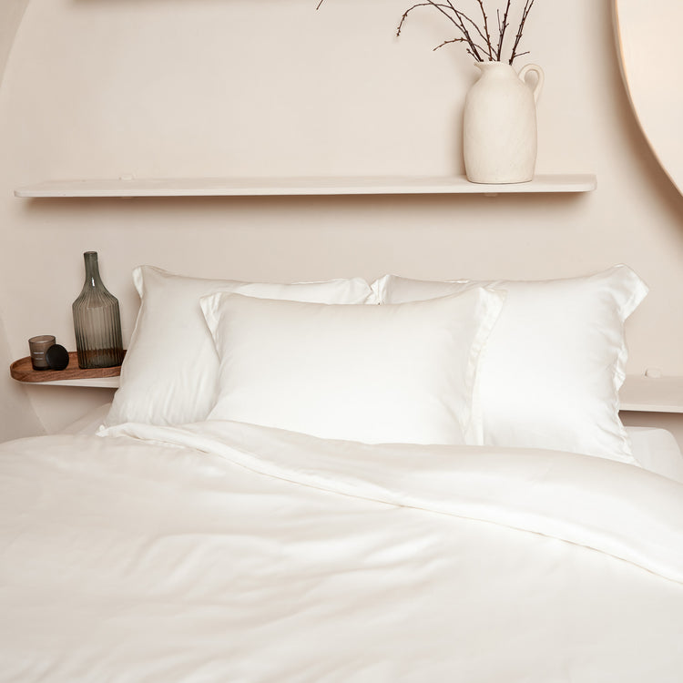 Mooi opgemaakt bed van Tencel in de kleur off white