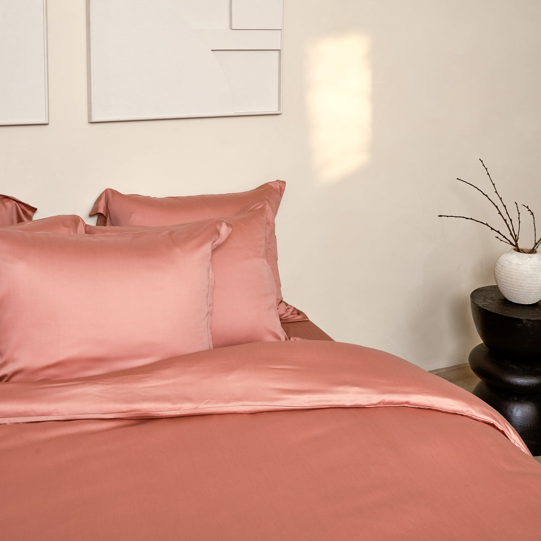 Terra roze opgemaakt bed met kussenslopen in de stof Tencel