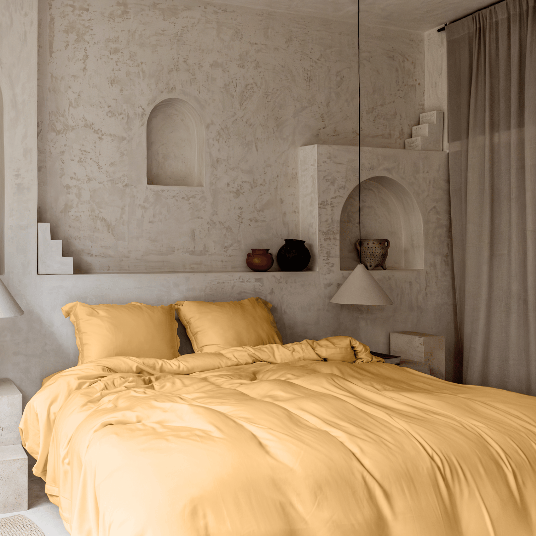 Tweepersoons bed opgemaakt met TENCEL™ Twill dekbedovertrek in de kleur Okergeel 
