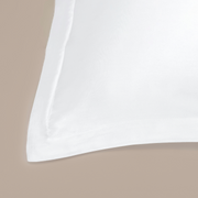 Detail foto van een hoekje van een Tencel kussensloop in de kleur wit