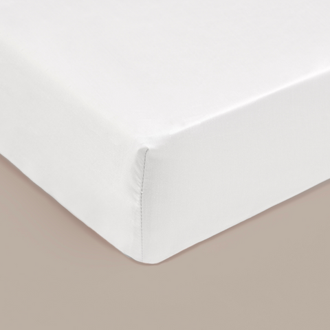 Een productfoto van een wit hoeslaken van zachte bamboe stof. Het hoeslaken is heerlijk verkoelend in de zomer.