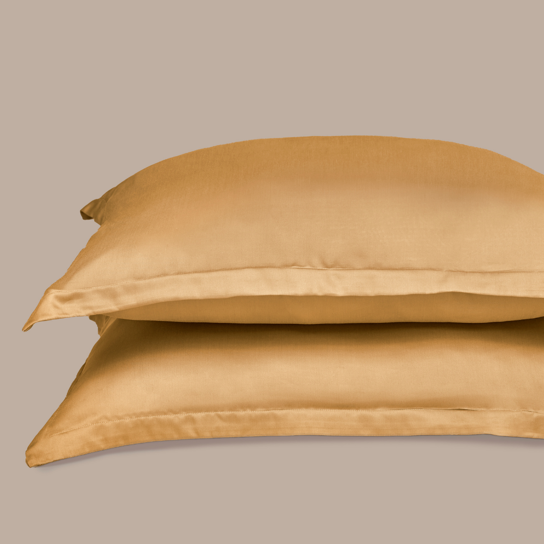Stapel met twee kussenslopen van Eco Bamboe materiaal in de kleur okergeel. Zijdezacht en heerlijk voor je haar.